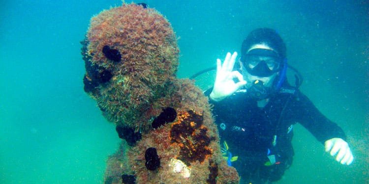 Mergulho em Ubatuba - Jacques Cousteau estátua foto
