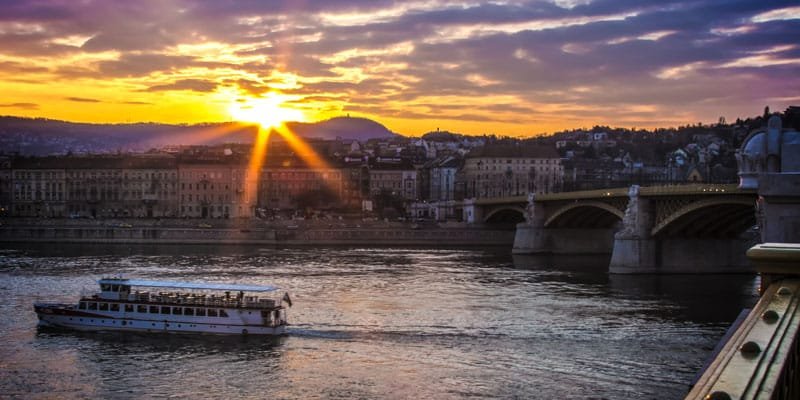 Passeio de Cruzeiro / Barco pelo rio Danúbio - Budapeste foto