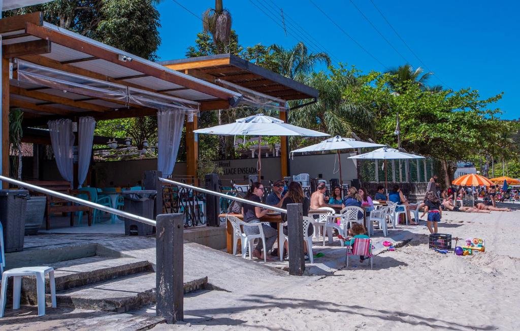 Hotel Village na Praia da Enseada em Ubatuba